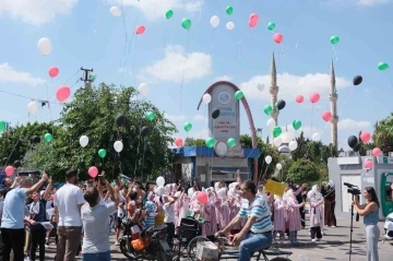 Adana’da çocuklar, Filistin’de ölen akranları için gökyüzüne balon bıraktı
