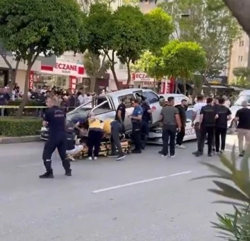 Adana’da kamyonet polis aracının üzerine uçtu: 2 yaralı
