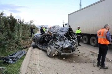 Adana’da otomobil karşı şeride geçip midibüse çarptı: 2 ölü, 14 yaralı
