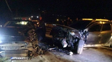 Adana’da otomobiller kafa kafaya çarpıştı: 2 yaralı
