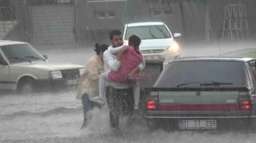 Adana’da sağanak ve dolu sele neden oldu, yollar su altında kaldı
