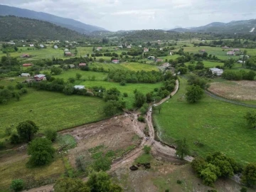 Şiddetli yağış sele neden oldu