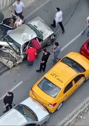 Adana’da zincirleme trafik kazası: 2’si çocuk 3 yaralı