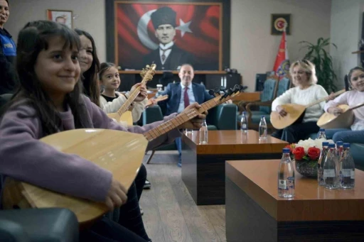 Adana Emniyet Müdürüne, saz kursunu bitiren kızlardan mini konser
