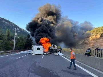 Adana-Pozantı otoyolunda tır yandı: Ulaşım trafiğe kapandı
