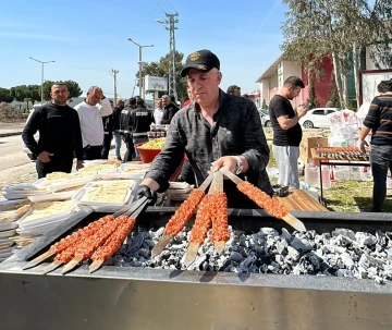 Adanalı kebapçı deprem bölgelerine giderek kebap yapıyor
