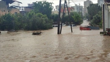 Adana'nın Kozan ilçesinde sağanak nedeniyle bazı evleri ve iş yerlerini su bastı