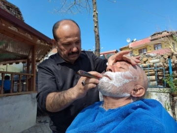 Adayken verdiği sözü tutan muhtar, köydeki tüm erkekleri tıraş ettirdi
