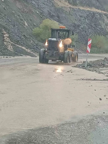 Adıyaman’da heyelanda kapanan köy yollarını açmak için çalışmalar sürüyor
