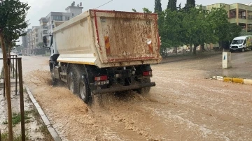 Adıyaman’da şiddetli yağmurda sokaklar göle döndü
