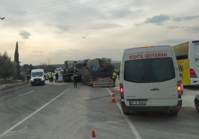 Adıyaman’da tır ile vinç çarpıştı: 2 yaralı
