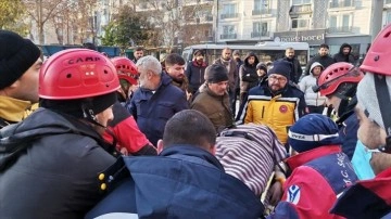 Adıyaman'da enkaz altında kalan kadın 61 saat sonra kurtarıldı