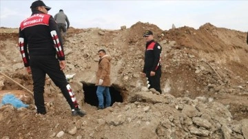 Adıyaman'da oda mezarda 1600 yıllık insan iskeletleri bulundu