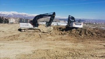 Adıyaman'ın Besni ilçesinde enkaz kaldırma ve hasar tespit çalışmaları sürüyor