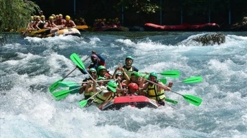 Adrenalin tutkunları Köprüçay'da rafting heyecanı yaşıyor