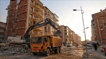 AFAD deprem bölgesindeki vatandaşları ağır hasarlı yapılara girmemeleri yönünde uyardı