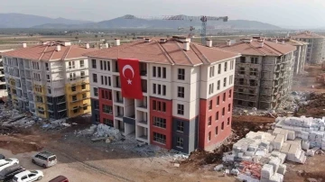 Afet konutlarının her geçen gün yükseldiği Hassa’da konutların teslimine yıl başında başlanacak
