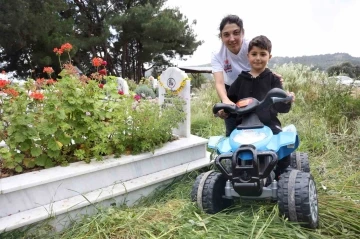 Afetzede çocuğun akülü arabayla annesinin mezarını ziyareti yürekleri dağladı
