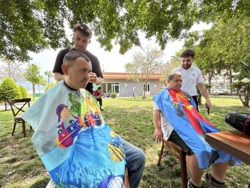 Afetzede özel bireyler sevgi makasıyla tıraş oldular
