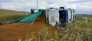 Afyonkarahisar’da haşhaş küspesi dolu kamyon devrildi
