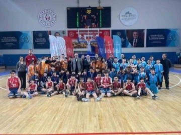 Afyonkarahisar’da okul sporları küçükler basketbol müsabakaları tamamlandı
