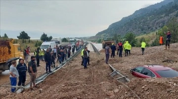 Afyonkarahisar'da heyelanda iki araç toprak altında kaldı, 1 kişi öldü, 1 kişi yaralandı