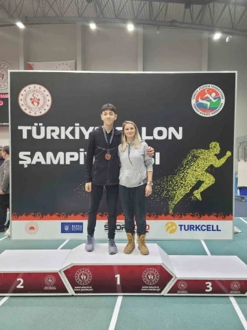 Afyonlu sporcu uzun atlamada Türkiye üçüncüsü oldu