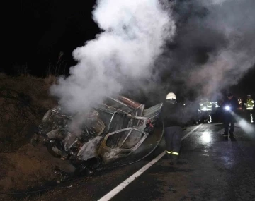 Ağaç yüklü traktör ile çarpışan kamyonet alev aldı: 5 yaralı
