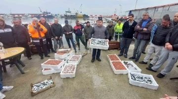 Ağlarını depremzedeler için attılar
