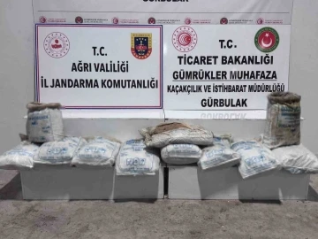 Ağrı’da çuvallar içerisinde 240 kilo uyuşturucu yakalandı
