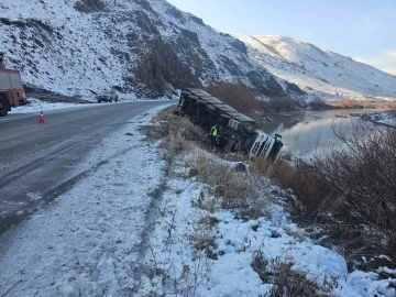 Ağrı’da devrilen tırın sürücüsü hayatını kaybetti
