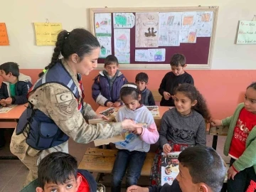 Ağrı’da jandarmadan ilkokul öğrencilerine &quot;Mahremiyet&quot; eğitimi
