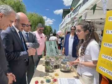 Ağrı’da projelerin sergilendiği &quot;Bilim Şenliği&quot; yoğun ilgi gördü
