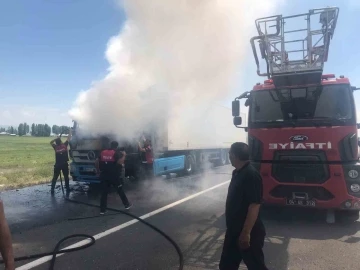 Ağrı’da seyir halindeki tır yandı