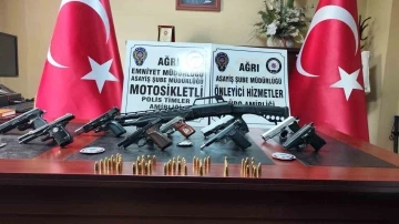 Ağrı’da “şok” uygulamada ruhsatsız silahlar ele geçirildi
