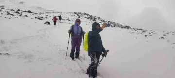 Ağrı Dağı kadın dağcılara geçit vermedi
