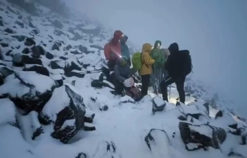 Ağrı Dağı’nda kaybolan 2 dağcıyı arama kurtarma çalışmaları devam ediyor
