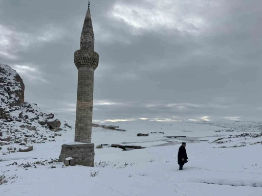 Ağrı’daki cami minaresi Yazıcı Barajı’nın simgesi oldu
