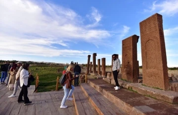 Ahlat Selçuklu Meydan Mezarlığı ziyaretçi akınına uğruyor
