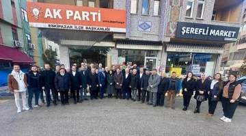 AK Parti heyeti esnafla bir araya geldi
