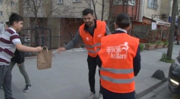 AK Partili milletvekili adayı Bağcılar’da trafikte vatandaşlara iftarlık dağıttı
