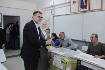 AK Partili Saygılı annesinin elini öpüp, oyunu kullandı
