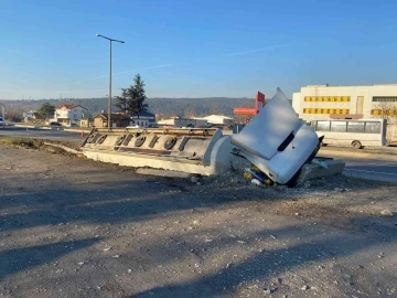 Akaryakıt tankeri sulama kanalına devrildi