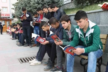 Akdağmadeni’nde açık havada kitap okuma etkinliği düzenlendi
