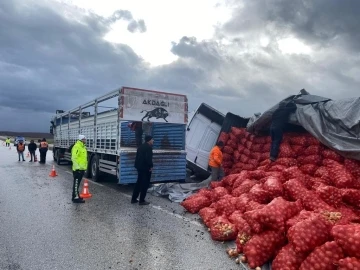 Akdağmadeni’nde soğan yüklü tır devrildi
