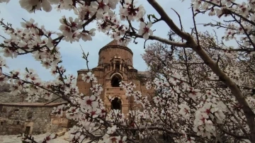 Akdamar Adası gündüz ayrı gece ayrı güzel
