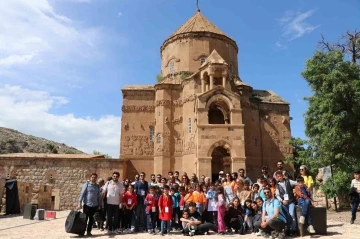 Akdamar Adası’nda ilk defa tiyatro oyunu sahnelendi