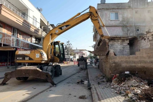 Akdeniz Belediyesi metruk binaları yıkıyor
