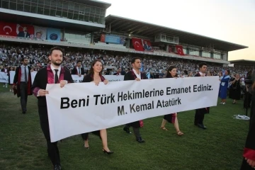 Akdeniz Üniversitesi’nde mezuniyet coşkusu
