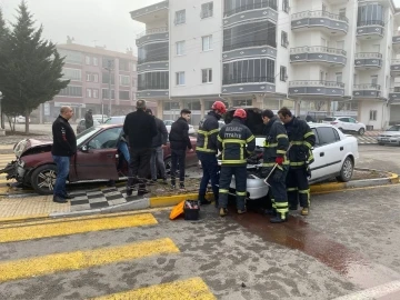 Aksaray’da 2 otomobil çarpıştı: 3 yaralı
